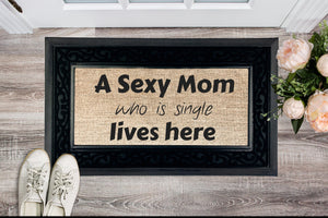 Sexy Single Mom Lives Here Heavy Duty Door Mat,Funny Unique Aunt/Mom Gift,Gifts for Mother&#39;s Day/Housewarming/Birthday/Christmas/Anniversary